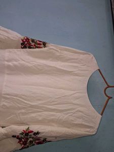 Elegant White Kurta with Floral Embroidery