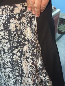 Stylish Black &amp; White Paisley Print Skirt