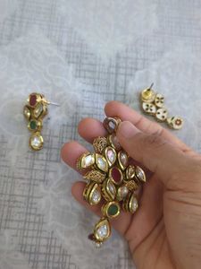 Exquisite Kundan &amp; Emerald Necklace Set