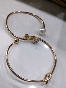 Elegant Gold-Tone Bangle with Pearl Accent