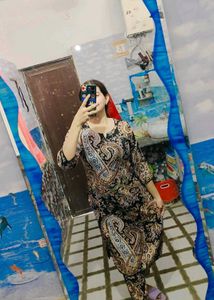 Elegant Paisley Print Kurta Set