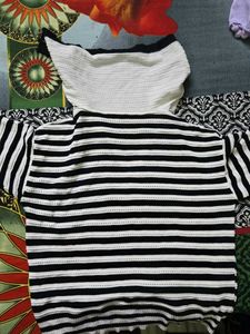 Striped V long -Neck Knit Top