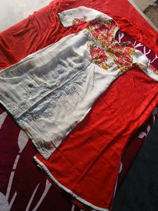 Elegant White Kurta Set with Floral Embroidery