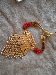 Exquisite Gold Necklace with Pearls