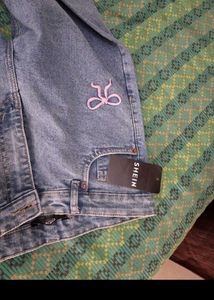 Light Wash Bow Embroidered Jeans