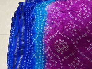 Elegant Double-Shade Bandhani Saree with Silver Za