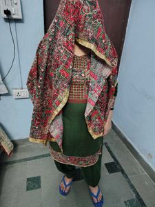 Elegant Emerald Green Kurta Set with Embroidered D