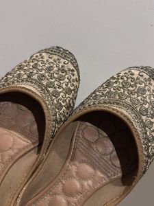 Embroidered Juttis/Mojaris