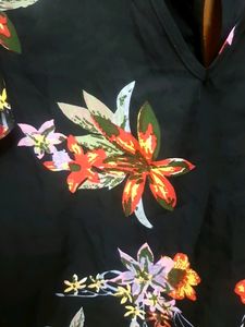 M SIZE 34 Bust Navy Blue Floral Top