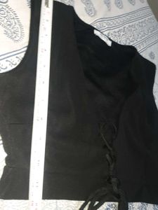 Black Lace-Up V-Neck Crop Top no 36