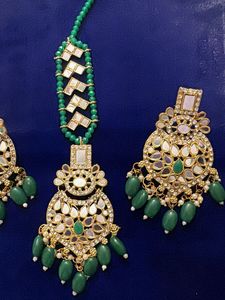 Stunning Emerald &amp; Gold Maang Tikka Set