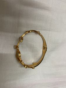 Elegant Leaf Design Bracelet