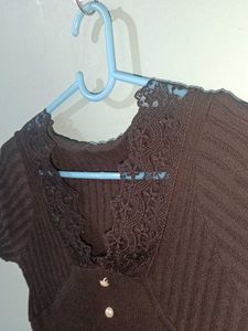 Chic Black Lace Trim Cropped Top