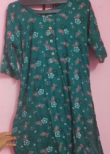 Beautiful side open kurti it doesn't fit