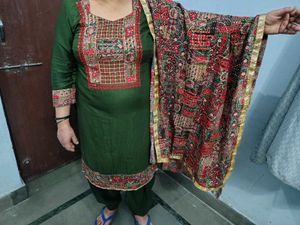 Elegant Emerald Green Kurta Set with Embroidered D