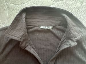ONLY- Ribbed Ruched Collared Crop Top
