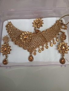 necklace, earing and 1 mang tika