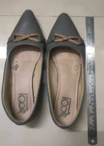 Stylish Grey Pointed Toe Flats