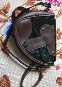 Stylish Brown & Black Croc Embossed Crossbody 🛍️