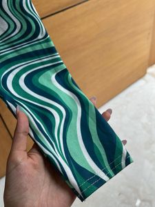 Green Swirl Long Sleeve Crop Top