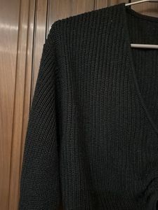 Chic Black Cropped Knit Sweater
