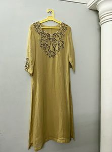 Partywear Kurta And Red Jhuttis Combo
