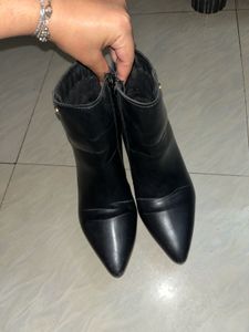 Chic Black Pointed Toe Heeled Boots