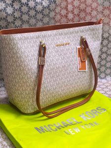 Michael kors Premium off-white Tote 🥹