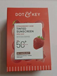 Tinted sunscreen Dot and key 08 Hazelnut