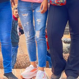 Distressed skinny jeans🌸