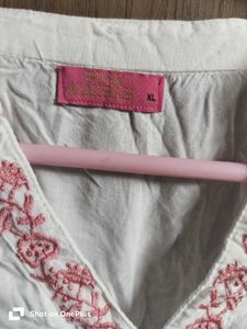 Off-white kurta with pink embroidery.y