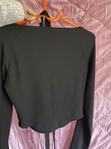 Chic Black Long Sleeve Cropped Top