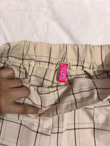 beige checkered straight-fit pants 🤎