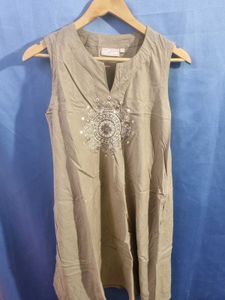 Utsa Embroidered Sleeveless Tunic Top