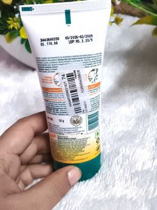 Himalaya Dark Spot Clearing Turmeric Face Scrub |