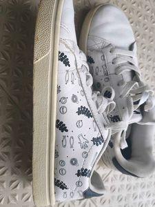 Women/Girls white sneakers
