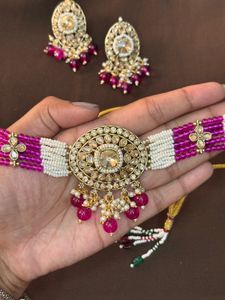 Elegant Gold Maang Tikka with Fuchsia Beads