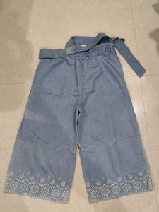 Light Wash Cropped Jeans with Belt ( capri )