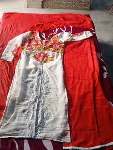 Elegant White Kurta Set with Floral Embroidery