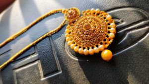 Elegant Gold-Toned Necklace with Pearls