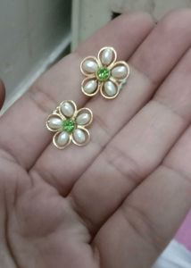 Floral Pearl Stud Earrings - Cute &amp; Chic