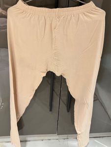 2 women legging