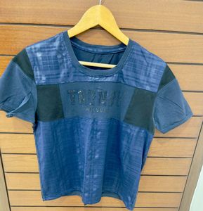 Stylish Blue T-Shirt with "Trendy" Embellishment