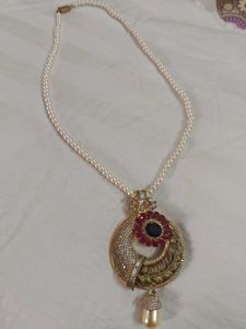Elegant Pearl Necklace with Statement Pendant