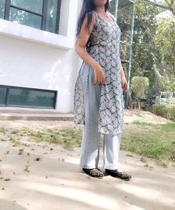 sleeveless straight kurti