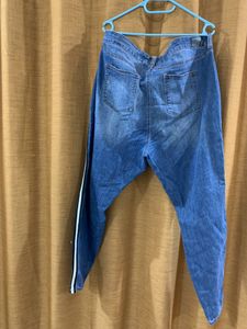 PLUS SIZE RIPPED DENIMS