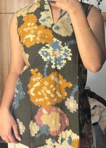 Unique Floral Print Sleeveless Kurta