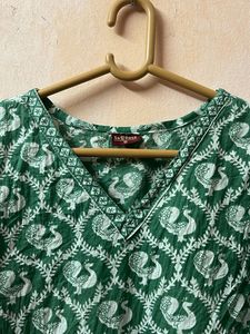 Elegant Green Kurta with Intricate Peacock Print