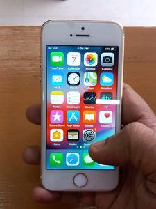Iphone 5s 16 gb. Gold Very Good Condition. No Scratch. Same As New.