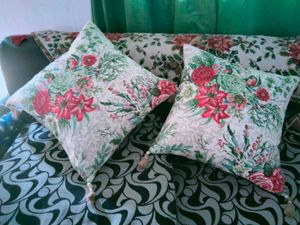 Its A Set Of 2 Pc Floral Canvas Cushion.